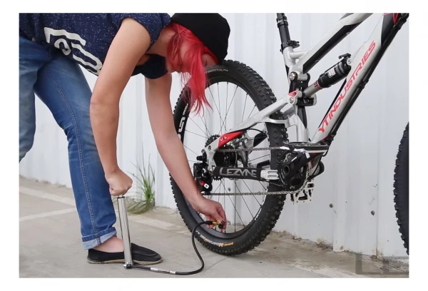 Pompe à Pied Lezyne Micro Floor Drive HPG (Max 160 Psi / 11 Bar) Argent 5 Pompe à Pied Lezyne Micro Floor Drive HPG (Max 160 Psi / 11 Bar) Argent – Image 3