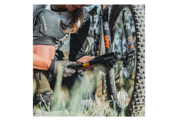 Pompe à Main Lezyne Grip Drive HV 186mm (Max 90 Psi / 6.2 Bar) Noir 5 Pompe à Main Lezyne Grip Drive HV 186mm (Max 90 Psi / 6.2 Bar) Noir – Image 3