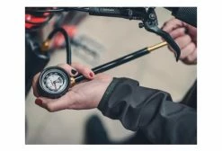 Pompe HP Suspension Lezyne Shock Drive (Max 400 Psi / 27.5 Bar) Noir 10 Pompe HP Suspension Lezyne Shock Drive (Max 400 Psi / 27.5 Bar) Noir -Atelier Vélos de Ville Soldes Magasin unnamed file 2066