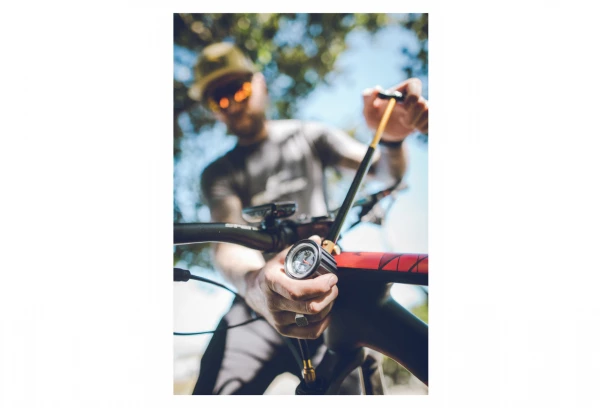 Pompe HP Suspension Lezyne Shock Drive (Max 400 Psi / 27.5 Bar) Noir 7 Pompe HP Suspension Lezyne Shock Drive (Max 400 Psi / 27.5 Bar) Noir – Image 5