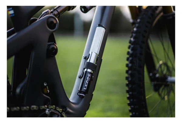 Pompe à Main Lezyne Grip Drive HV S (Max 90 Psi / 6.2 Bar) Noir / Rouge 4 Pompe à Main Lezyne Grip Drive HV S (Max 90 Psi / 6.2 Bar) Noir / Rouge – Image 2