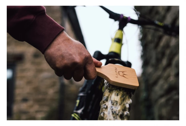 Peaty's Brosse Peaty’s Tyre Brush 7 Peaty's Brosse Peaty’s Tyre Brush – Image 5