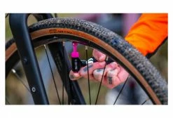 Gonfleur CO2 Muc-Off Road Inflator + 2 Cartouches CO2 16 G -Atelier Vélos de Ville Soldes Magasin unnamed file 652